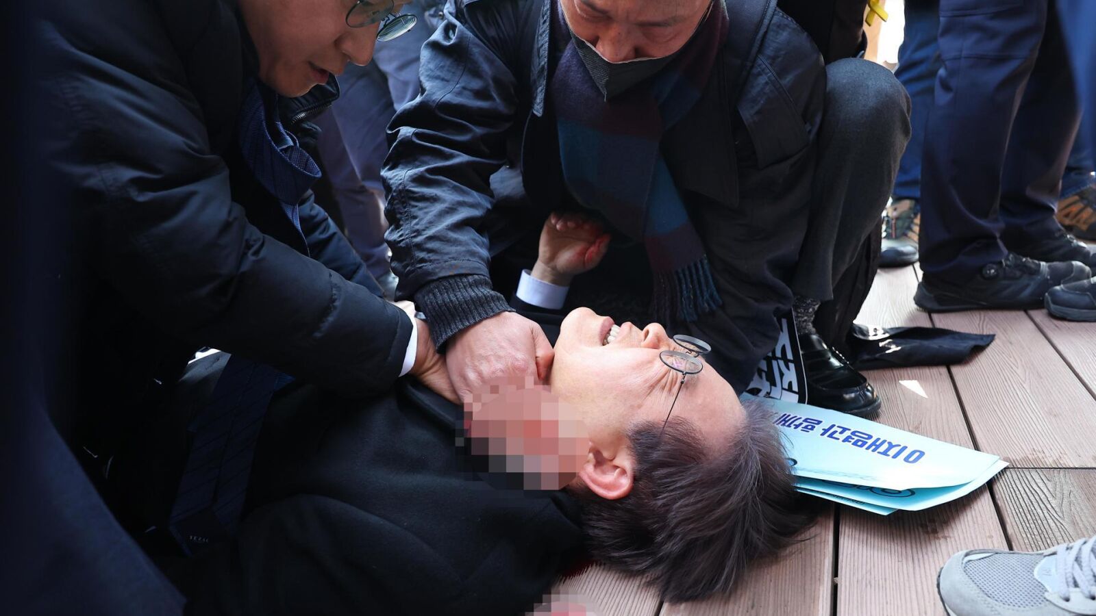 VÍDEO: Apuñalan en el cuello al líder de la oposición en Corea del Sur