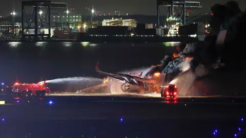 El avión en llamas en Tokio El avión en llamas en Tokio