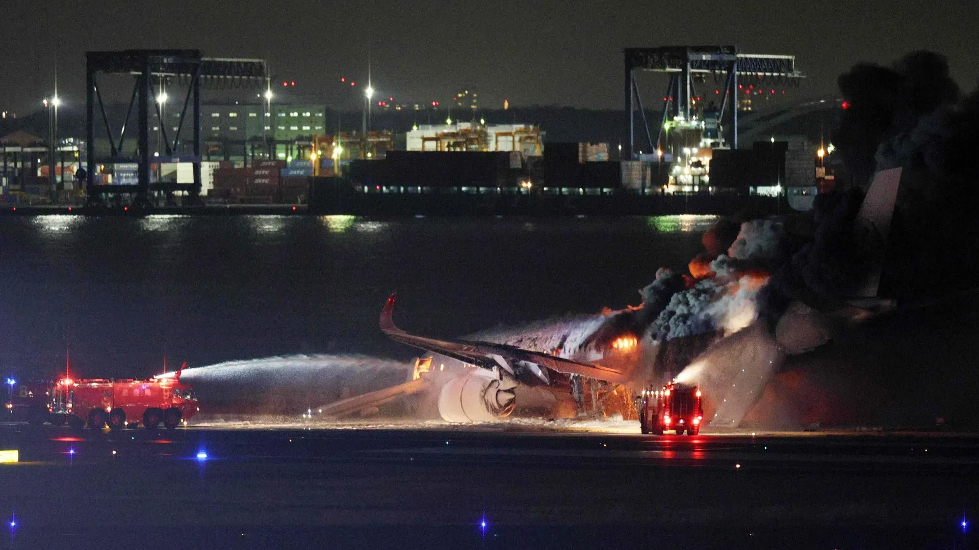 El avión en llamas en Tokio El avión en llamas en Tokio