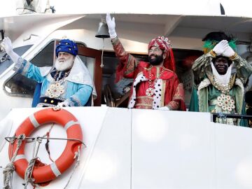 Los tres Reyes Magos, Melchor, Gaspar y Baltasar a su llega en barco al puerto de Valencia desde donde iniciarán la tradicional cabalgata por la ciudad