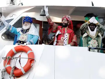 Los tres Reyes Magos, Melchor, Gaspar y Baltasar a su llega en barco al puerto de Valencia desde donde iniciarán la tradicional cabalgata por la ciudad Los tres Reyes Magos, Melchor, Gaspar y Baltasar a su llega en barco al puerto de Valencia desde donde iniciarán la tradicional cabalgata por la ciudad