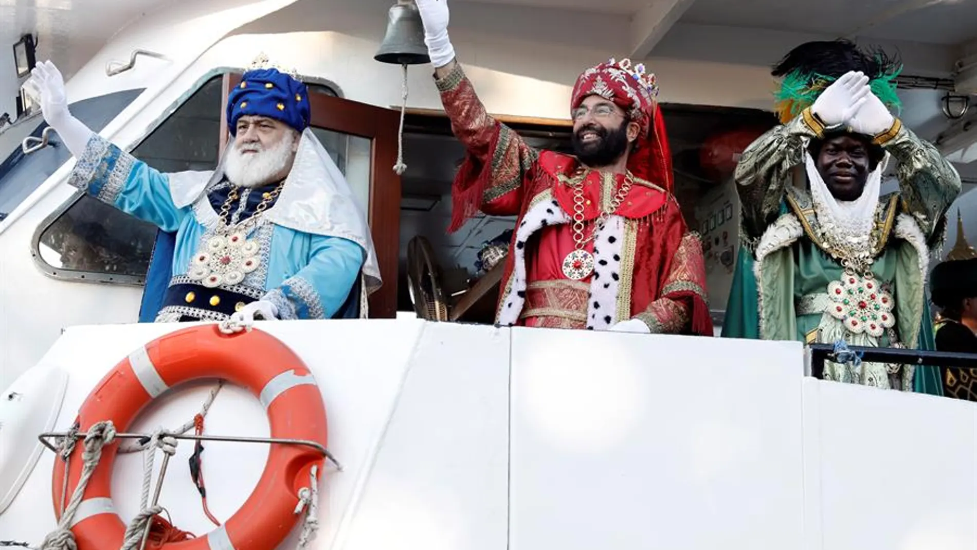 Los tres Reyes Magos, Melchor, Gaspar y Baltasar a su llega en barco al puerto de Valencia desde donde iniciarán la tradicional cabalgata por la ciudad