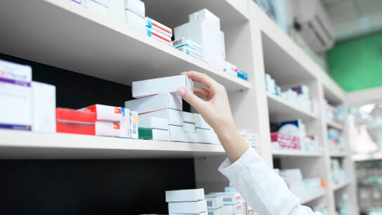 Farmac&eacute;utica cogiendo un medicamento