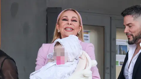 Ana Obregón en el bautizo de su nieta Ana Sandra Ana Obregón en el bautizo de su nieta Ana Sandra