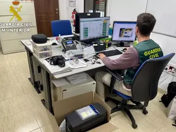 Agente de la Guardia Civil trabajando Agente de la Guardia Civil trabajando