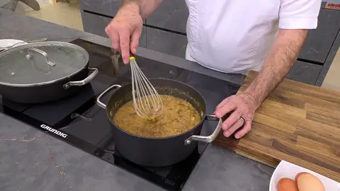 Cocínalo y remueve para que se deshagan los ingredientes Cocínalo y remueve para que se deshagan los ingredientes