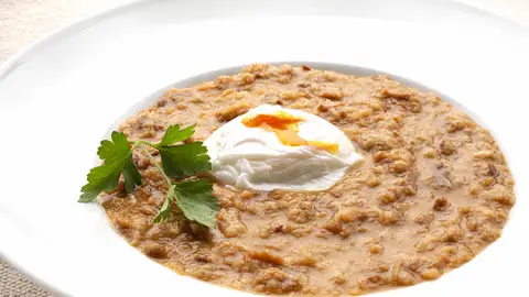 Sopa de ajo con huevo escalfado de Karlos Arguiñano: sencilla y de todas las casas 
