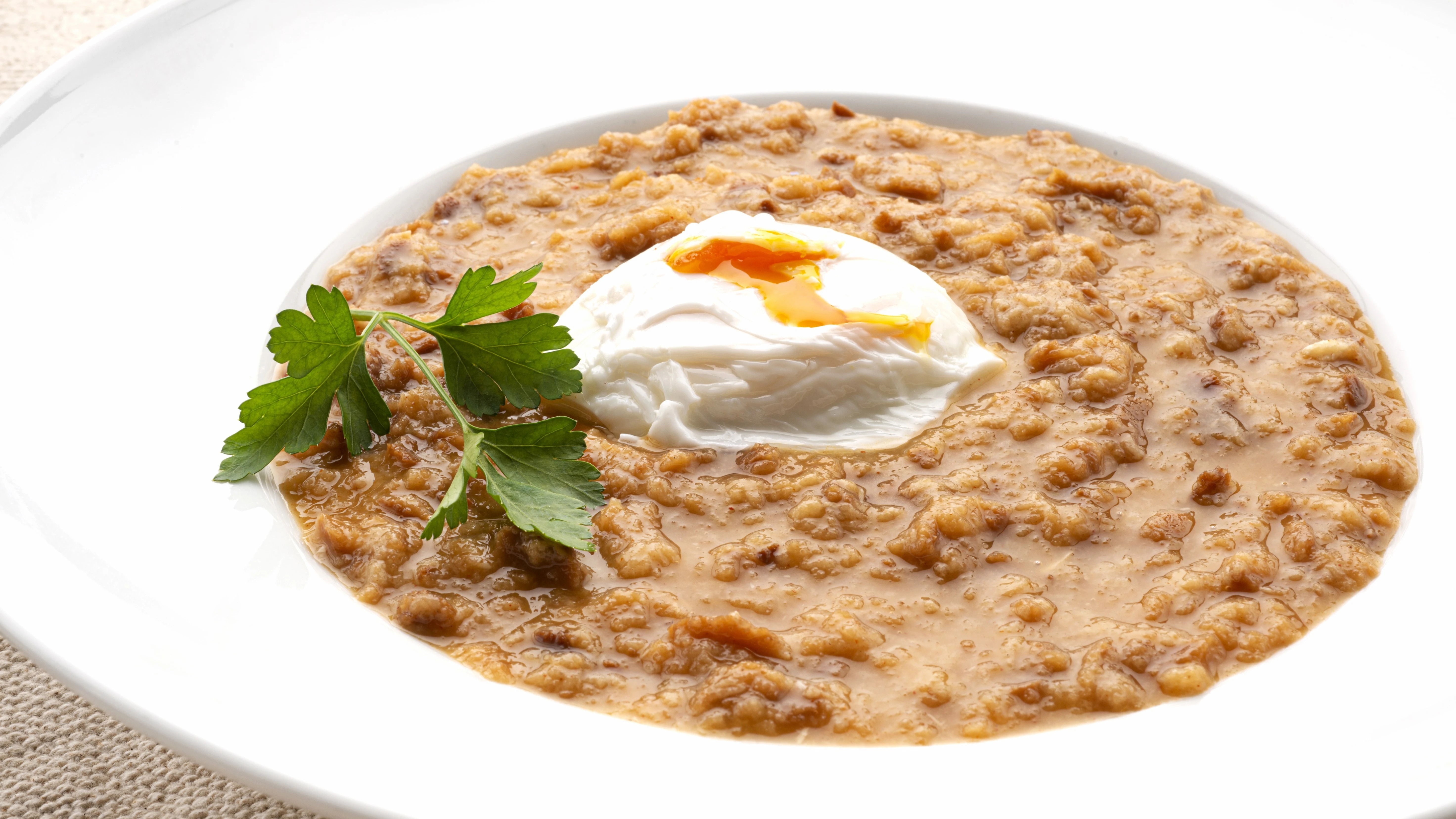 Sopa de ajo con huevo escalfado de Karlos Arguiñano: sencilla y de todas las casas 