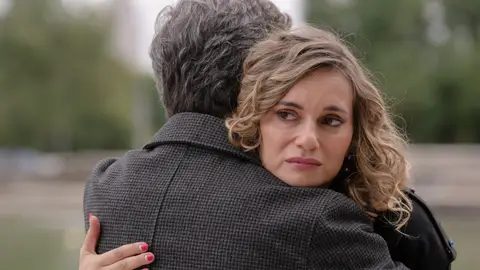 Sofía comparte con Isidro su angustia: "Tuve que dejar que Crespo me besara" Sofía comparte con Isidro su angustia: "Tuve que dejar que Crespo me besara"