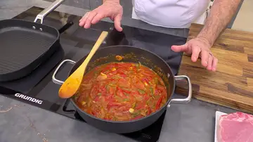 Agrega el vino y la salsa de tomate y mezcla todo bien