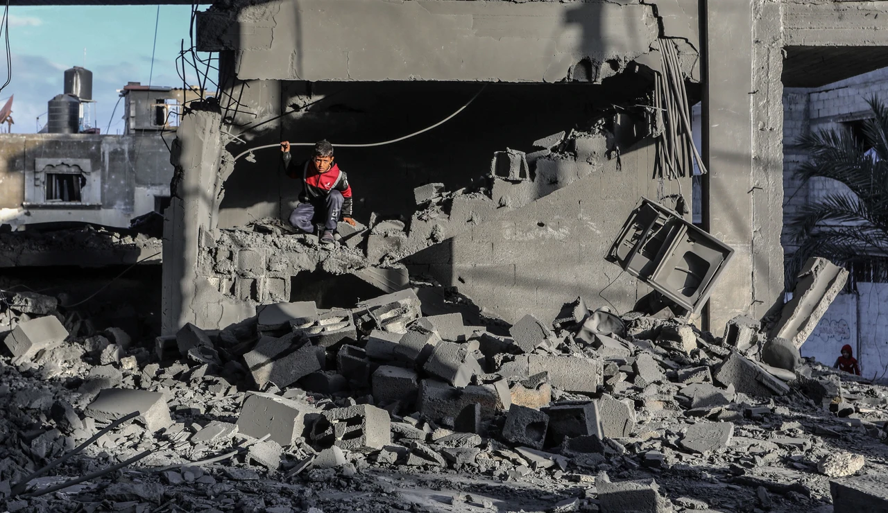 Niño palestino entre los escombros que han dejado los bombardeos israelíes en Rafah