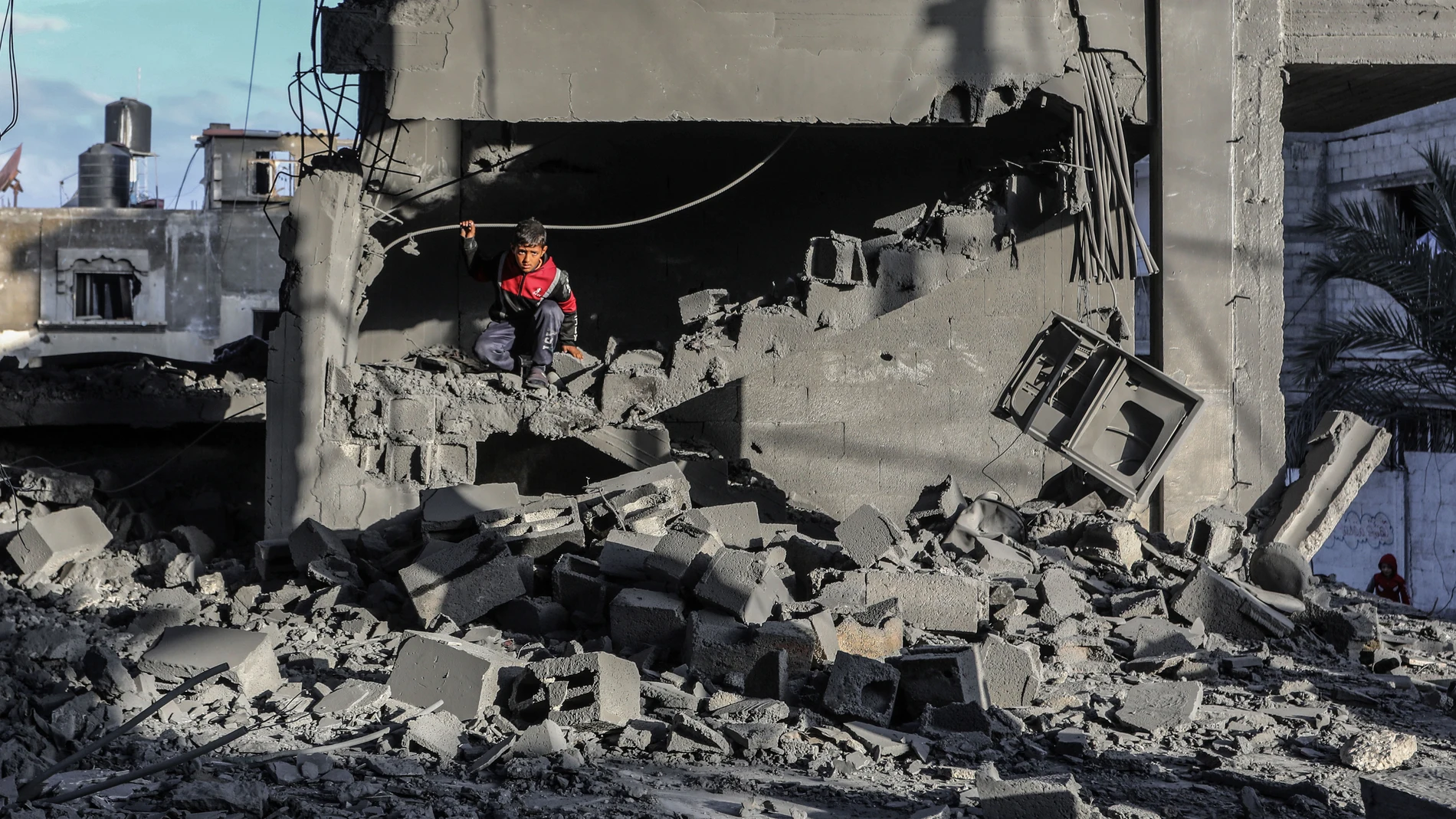 Niño palestino entre los escombros que han dejado los bombardeos israelíes en Rafah