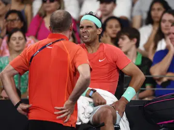 Nadal, atendido por el fisio en Brisbane Nadal, atendido por el fisio en Brisbane
