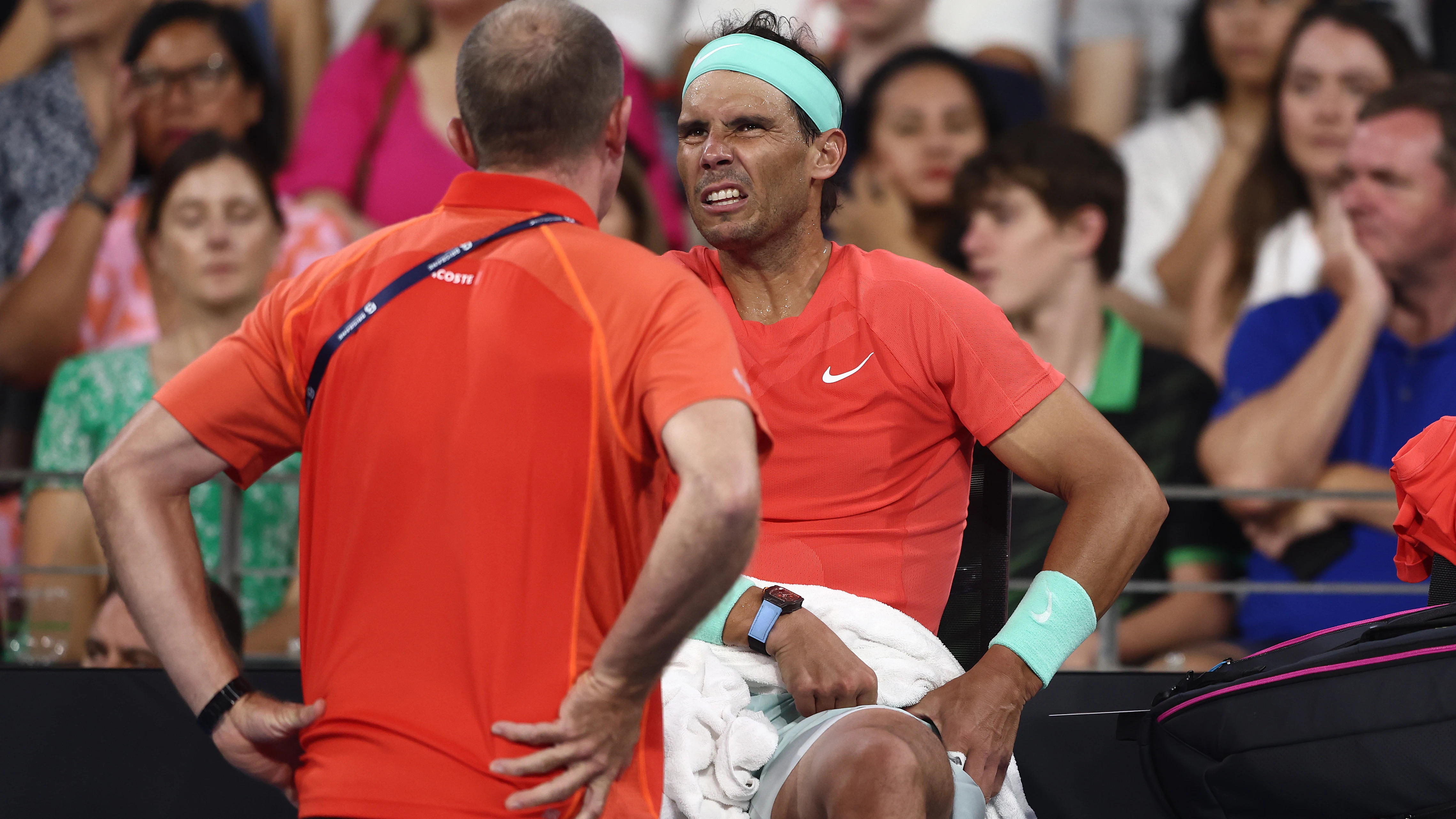 Nadal, atendido por el fisio en Brisbane