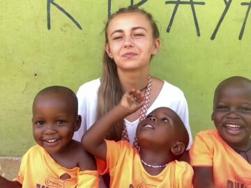 María Galán con sus 'niños' de Uganda