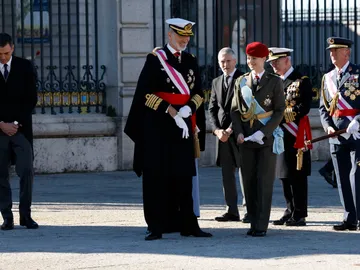 La princesa Leonor y el rey Felipe VI, este sábado en la Plaza de la Armería del Palacio Real durante la ceremonia de la Pascua Militar La princesa Leonor y el rey Felipe VI, este sábado en la Plaza de la Armería del Palacio Real durante la ceremonia de la Pascua Militar