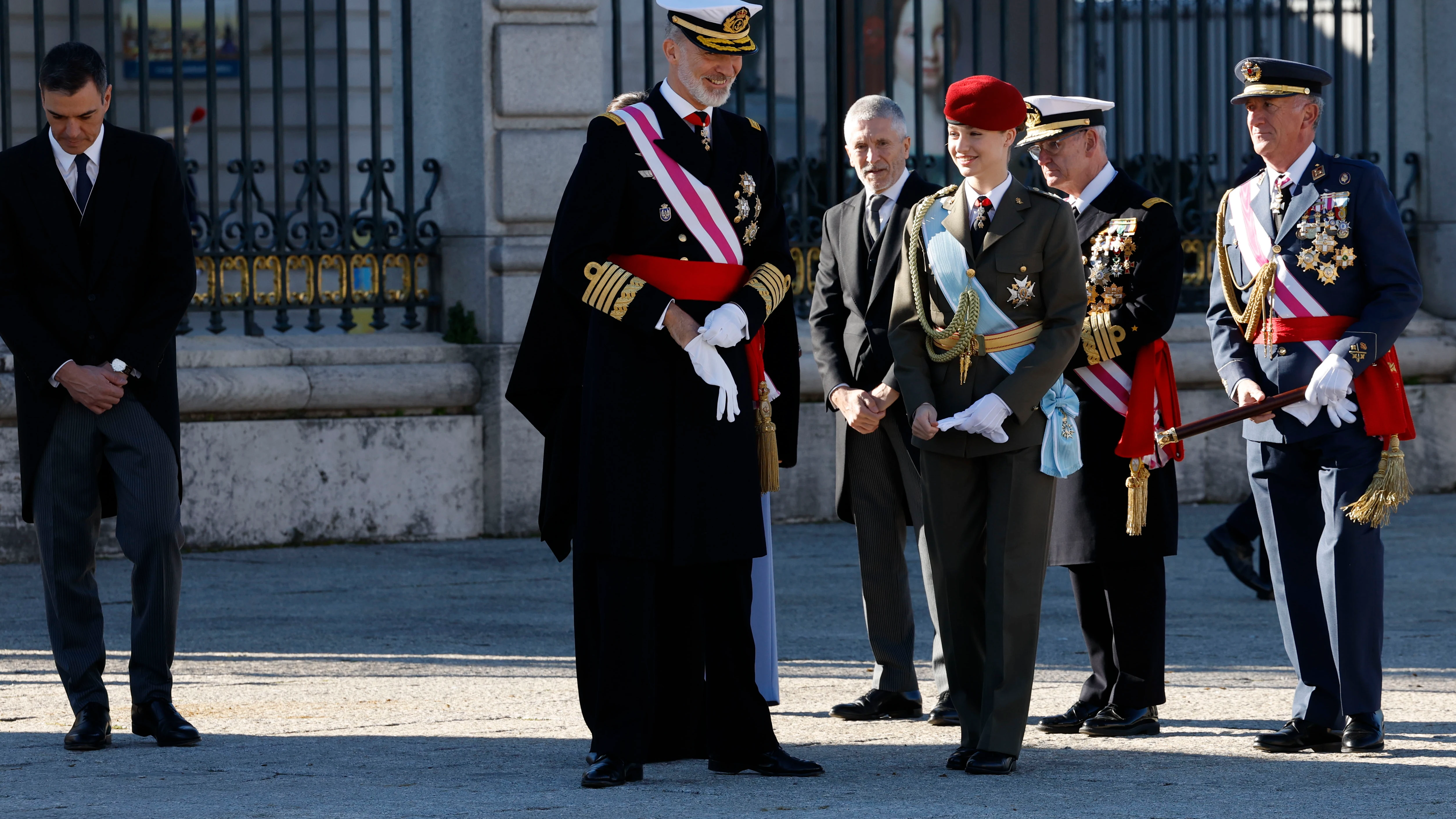 La princesa Leonor y el rey Felipe VI, este sábado en la Plaza de la Armería del Palacio Real durante la ceremonia de la Pascua Militar La princesa Leonor y el rey Felipe VI, este sábado en la Plaza de la Armería del Palacio Real durante la ceremonia de la Pascua Militar