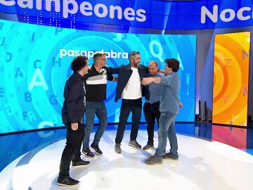  El abrazo de Roberto Leal con Orestes Barbero, Pablo Díaz, Luis de Lama y Javier Dávila
