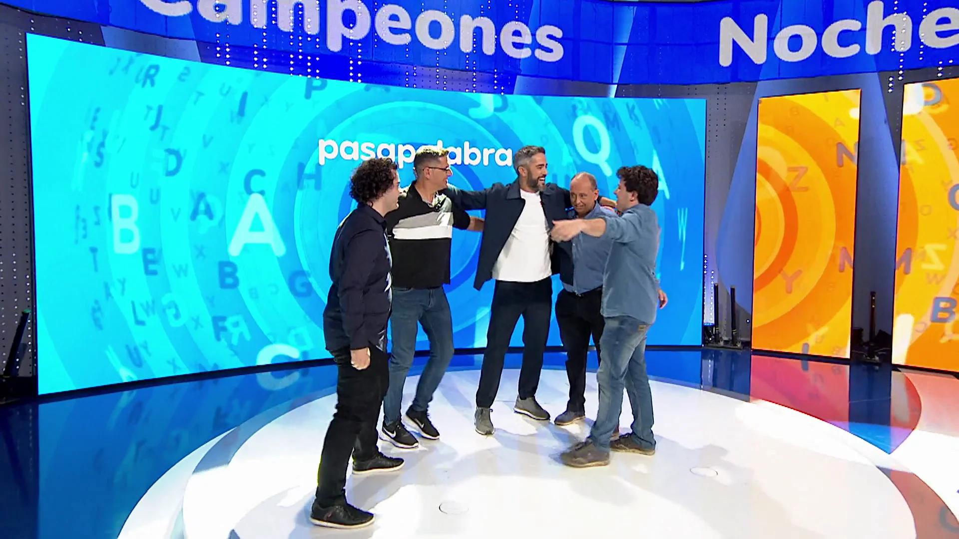  El abrazo de Roberto Leal con Orestes Barbero, Pablo D&iacute;az, Luis de Lama y Javier D&aacute;vila