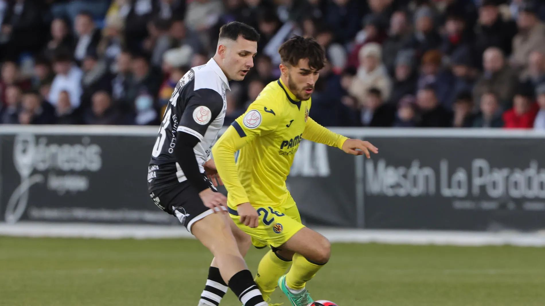 Adria Altimira se escapa de Juan Serrano Adria Altimira se escapa de Juan Serrano