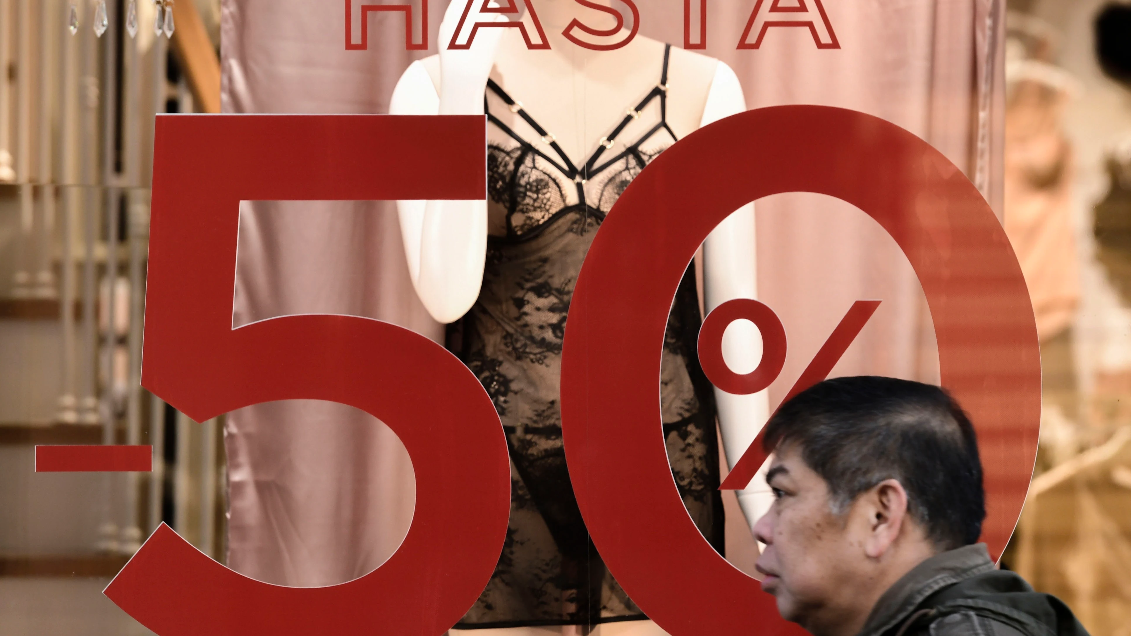 Un escaparate anuncia rebajas de hasta el 50% en una tienda del centro de Madrid este domingo Un escaparate anuncia rebajas de hasta el 50% en una tienda del centro de Madrid este domingo