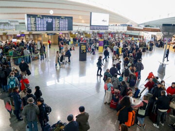 Imagen de largas colas en el aeropuerto de Bilbao