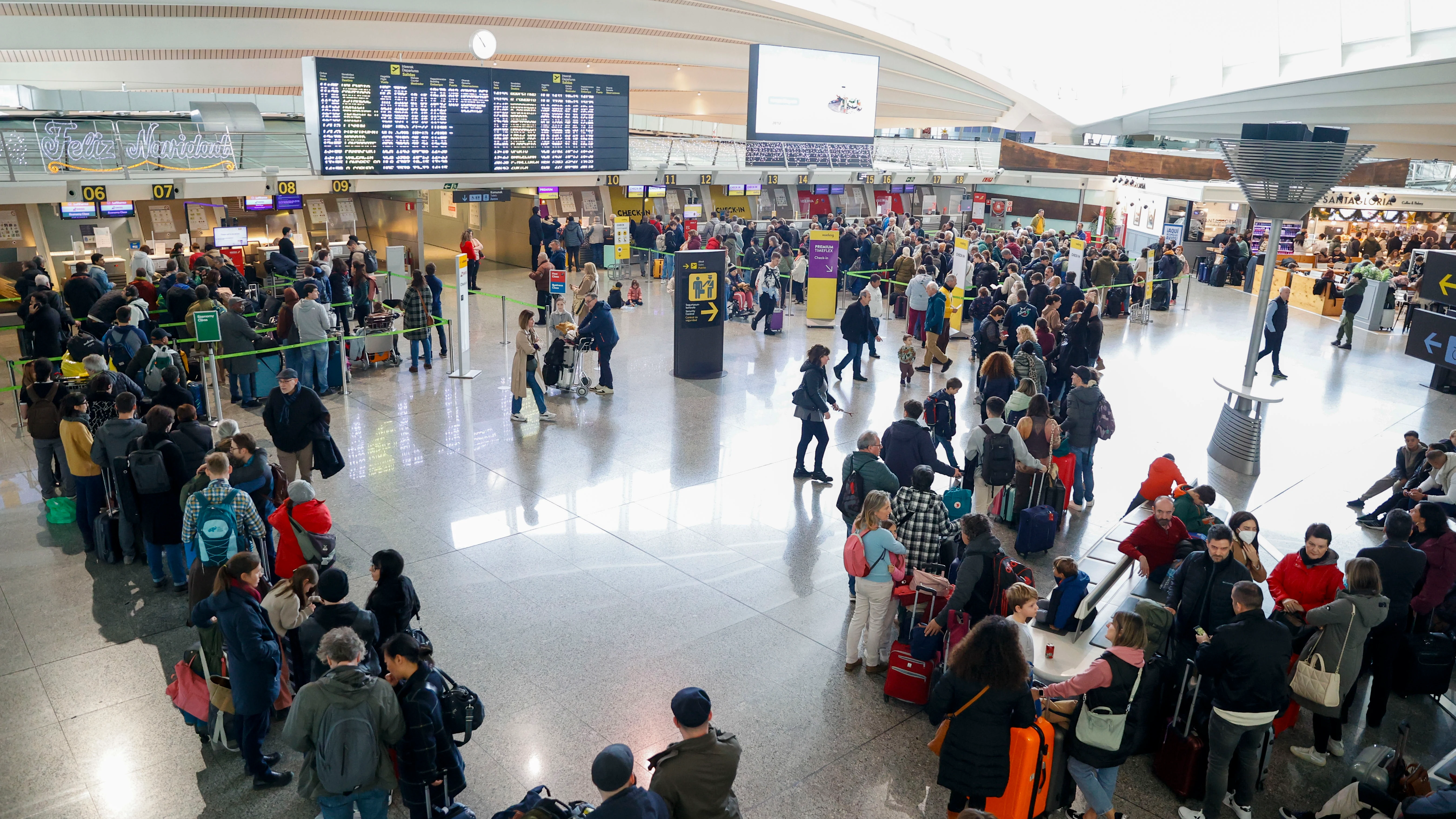 Imagen de largas colas en el aeropuerto de Bilbao Imagen de largas colas en el aeropuerto de Bilbao
