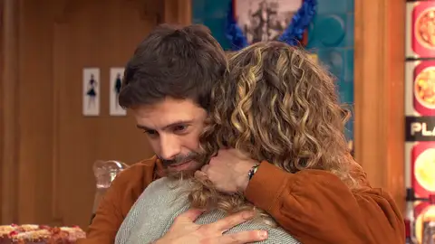 Recuperando la confianza: Lola perdona a Román dejando atrás las mentiras de Arnau Recuperando la confianza: Lola perdona a Román dejando atrás las mentiras de Arnau