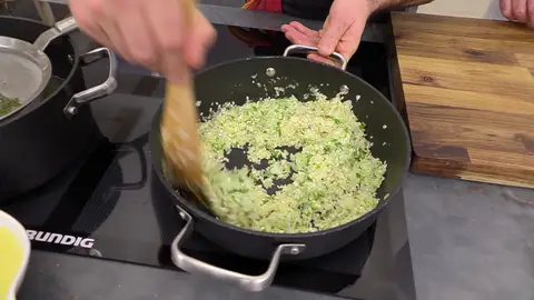 Agrega el arroz y rehógalo brevemente Agrega el arroz y rehógalo brevemente