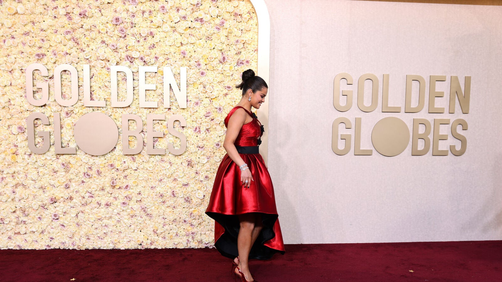 Selena Gomez, en un aprieto con su vestido por culpa del viento sobre la alfombra roja de los Globos de Oro 2024