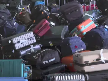 Maletas acumuladas en los aeropuertos Maletas acumuladas en los aeropuertos