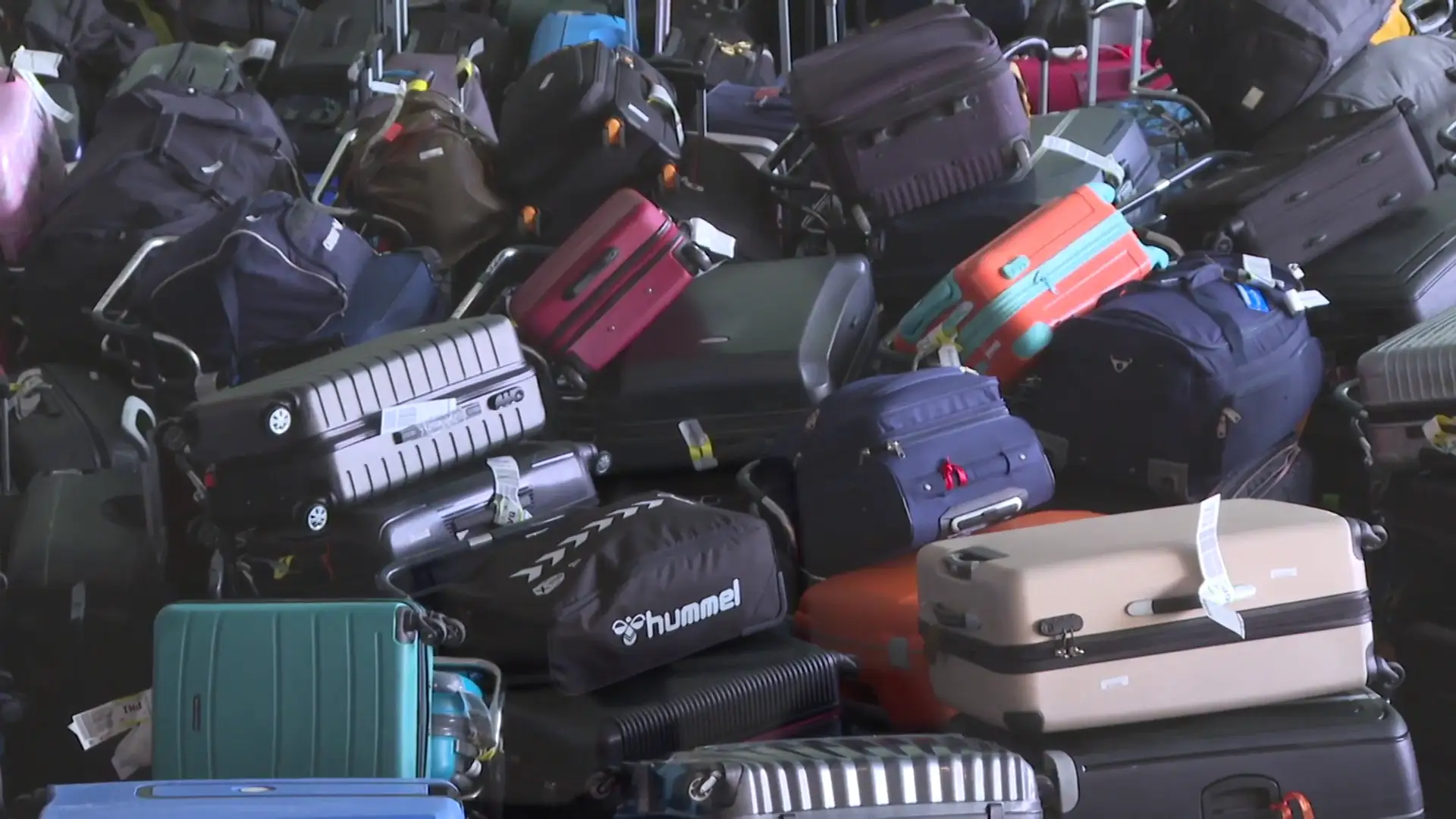 Maletas acumuladas en los aeropuertos Maletas acumuladas en los aeropuertos