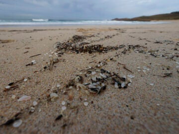 Pellets de plástico en la playa
