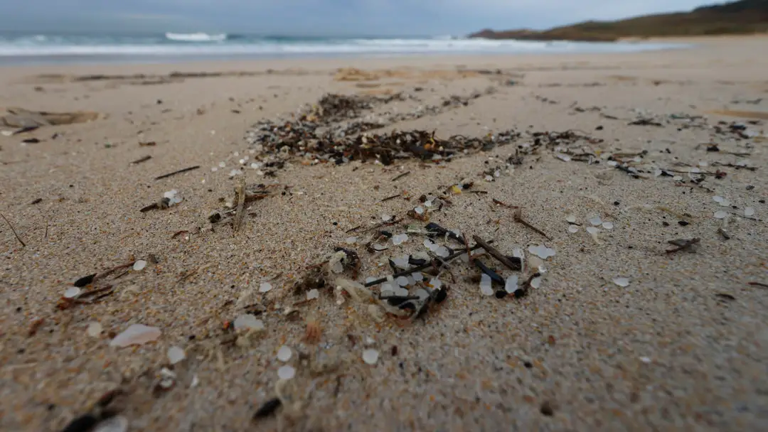 Pellets de plástico en la playa Pellets de plástico en la playa
