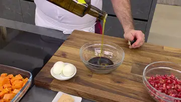 Bate los ingredientes con una varilla manual Bate los ingredientes con una varilla manual