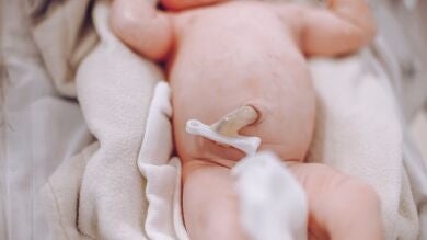 Un estudio reciente vuelve a defender que el cordón umbilical no se debe pinzar hasta que deja de latir