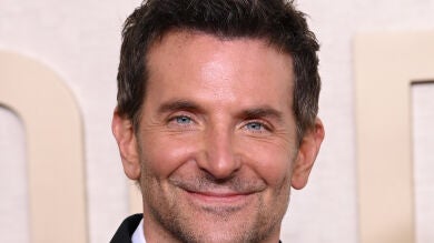 La madre de Bradley Cooper toma el relevo de su nieta Lea convirtiéndose en la acompañante del actor en los Globos de Oro