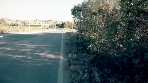 Hallan a dos niños de 6 y 8 años deambulando por una carretera mal iluminada tras ser castigados por su madre Hallan a dos niños de 6 y 8 años deambulando por una carretera mal iluminada tras ser castigados por su madre