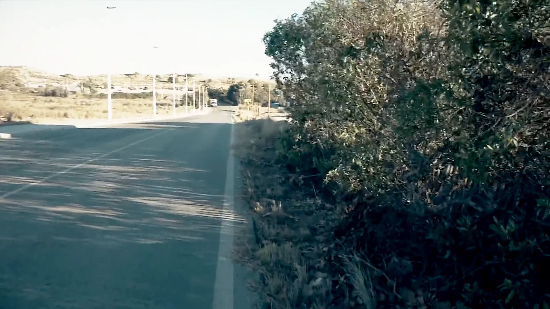 Hallan a dos niños de 6 y 8 años deambulando por una carretera mal iluminada tras ser castigados por su madre Hallan a dos niños de 6 y 8 años deambulando por una carretera mal iluminada tras ser castigados por su madre