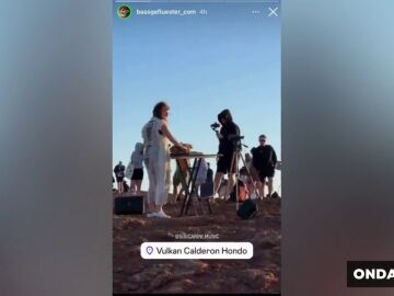 Organizan una 'rave' con DJ en el cráter de un volcán en Fuerteventura
