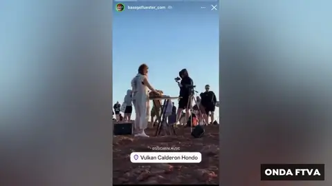 Organizan una 'rave' con DJ en el cráter de un volcán en Fuerteventura Organizan una 'rave' con DJ en el cráter de un volcán en Fuerteventura