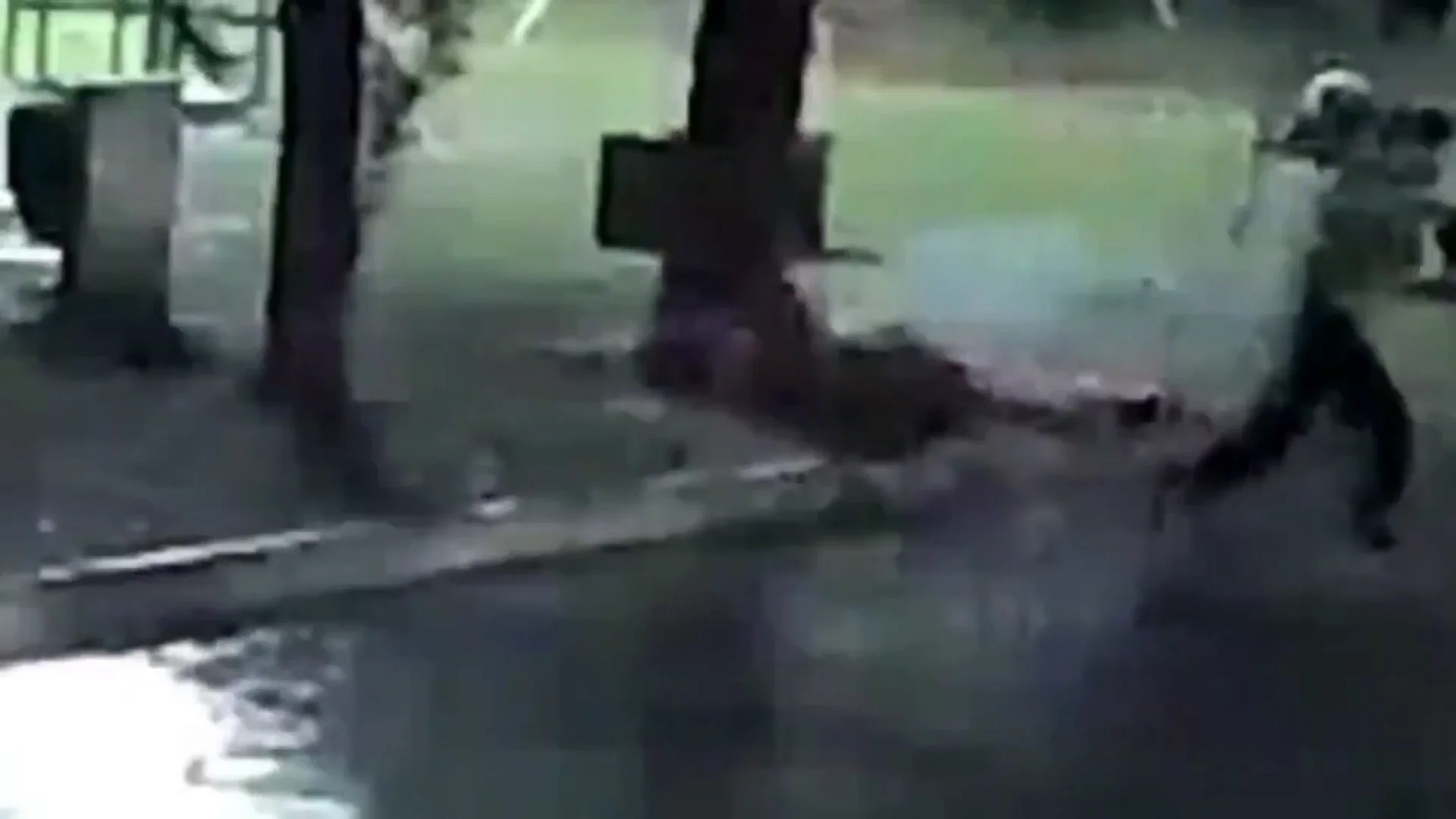El hombre tendido en el suelo tras el impacto del rayo