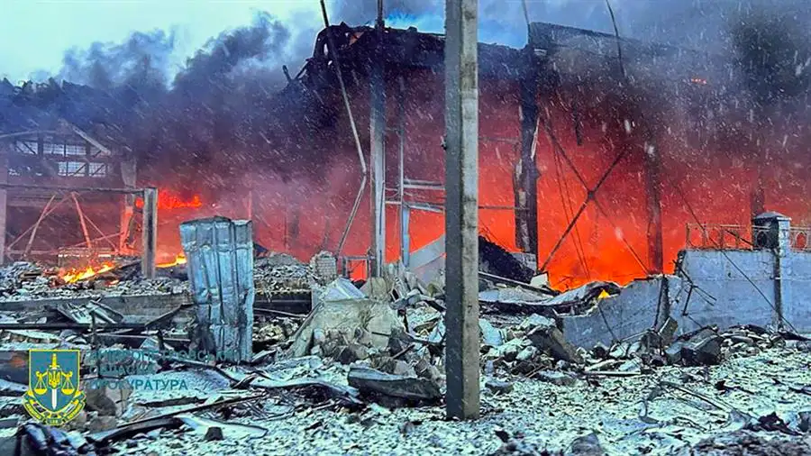 Uno de los edificios destruidos la ma&ntilde;ana de este lunes por el impacto de un misil disparado por Rusia.