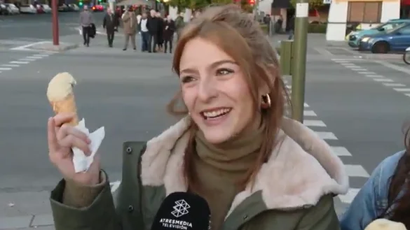 Una joven hablando sobre la vuelta a la rutina Una joven hablando sobre la vuelta a la rutina