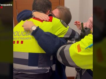 Dos agentes salvan la vida a una bebé de ocho meses que se estaba ahogando con la maniobra de Heimlich