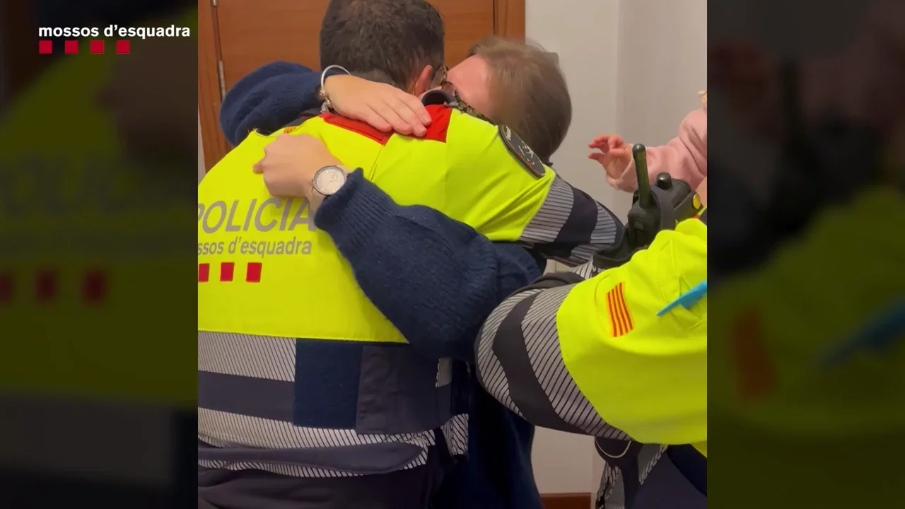 Dos agentes salvan la vida a una bebé de ocho meses que se estaba ahogando con la maniobra de Heimlich Dos agentes salvan la vida a una bebé de ocho meses que se estaba ahogando con la maniobra de Heimlich