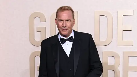 Kevin Costner en los Globos de Oro 2024 Kevin Costner en los Globos de Oro 2024