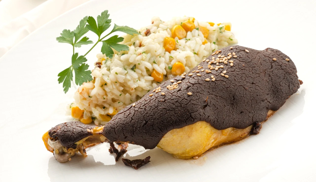 Karlos Arguiñano: receta de muslos de pollo con mole rojo y arroz mexicano