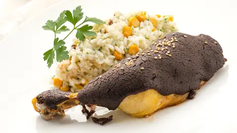 Karlos Arguiñano: receta de muslos de pollo con mole rojo y arroz mexicano Karlos Arguiñano: receta de muslos de pollo con mole rojo y arroz mexicano