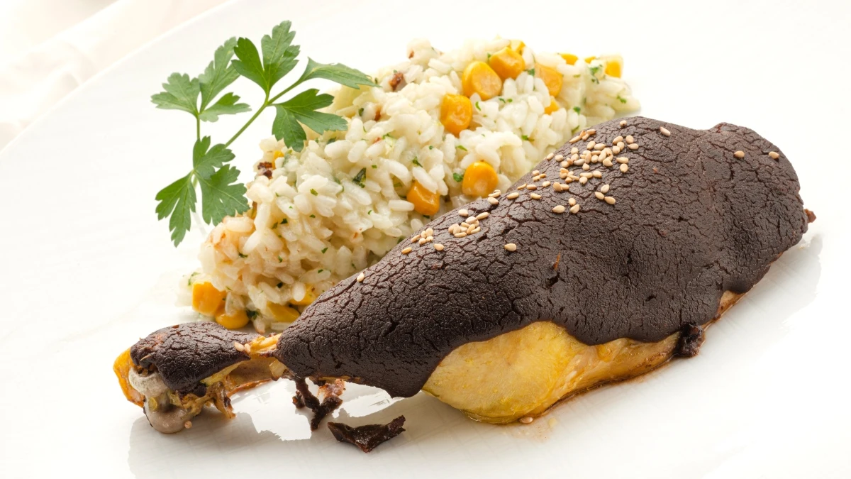 Karlos Argui&ntilde;ano: receta de muslos de pollo con mole rojo y arroz mexicano